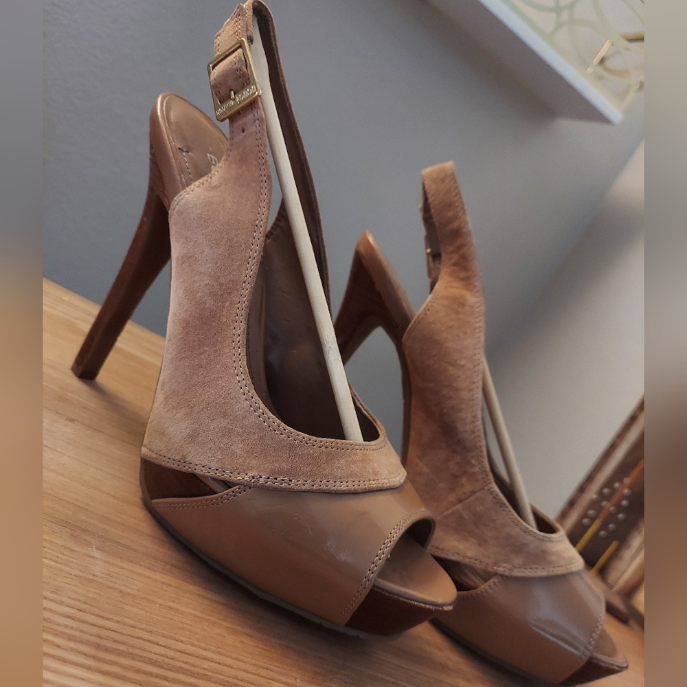 BCBGGeneration Nude Platform Heels Leather Upper Size 8.5 Classic Neutral Pumps